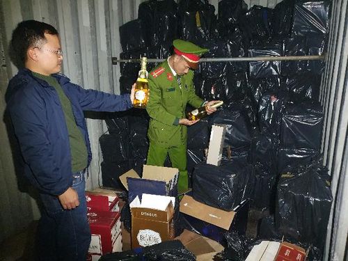 Quảng Trị: Phát hiện xe đầu kéo chở lô rượu lậu trị giá hàng tỷ đồng