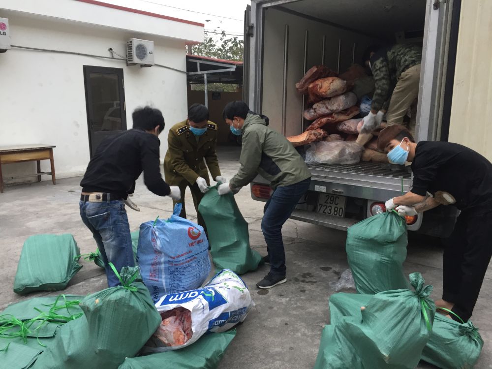 Hải Dương: Hơn 2 tấn thịt lợn bốc mùi được ngăn chặn kịp thời khi đi tiêu thụ