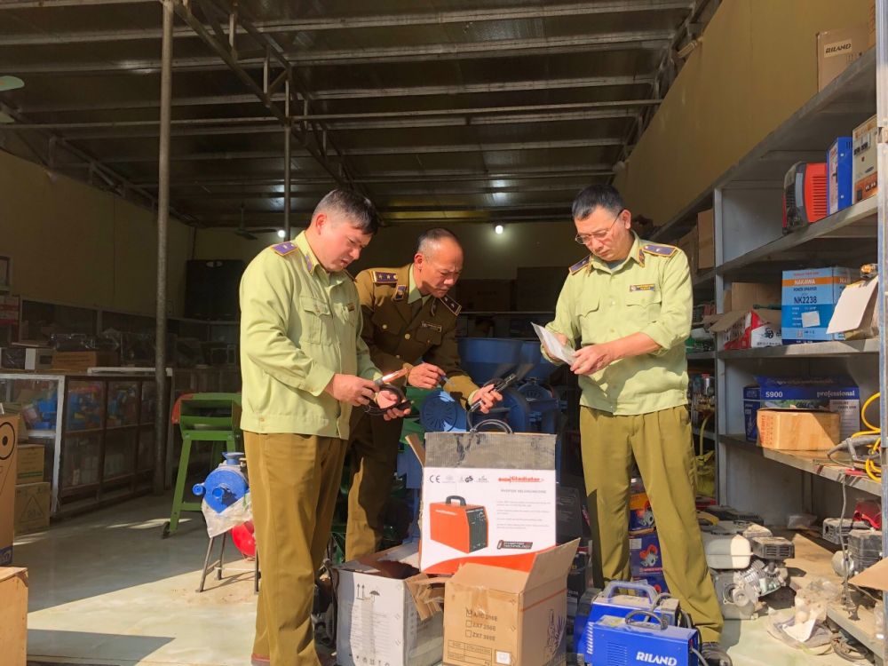 Hà Giang: Phát hiện cửa hàng kinh doanh nhiều máy móc có dấu hiêụ nhập lậu