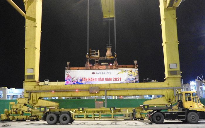 Cảng Đà Nẵng đón chuyến hàng đầu năm
