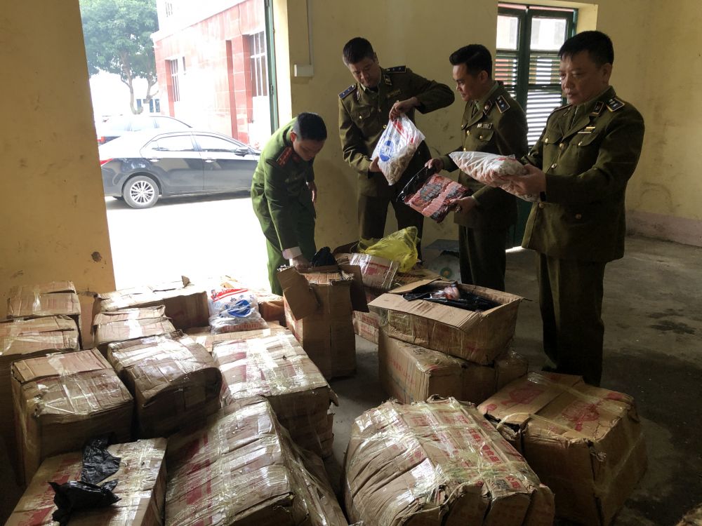 Lào Cai: Bắt giữ khối lượng lớn súng đồ chơi và thực phẩm không rõ nguồn gốc
