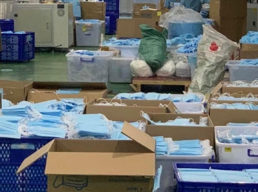 Tạm ngừng kinh doanh tạm nhập tái xuất khẩu trang, găng tay y tế phòng chống dịch