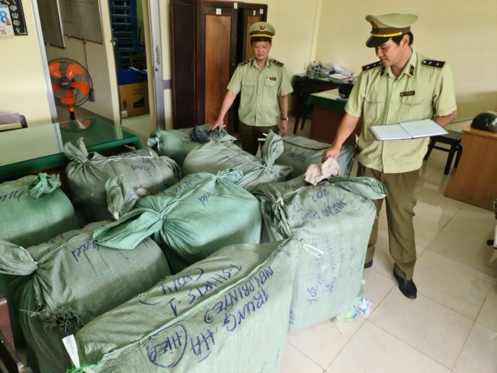 Tiền Giang: Tạm giữ 900 kg hàng may mặc có dấu hiệu nhập lậu trong ngày đầu năm mới 2021