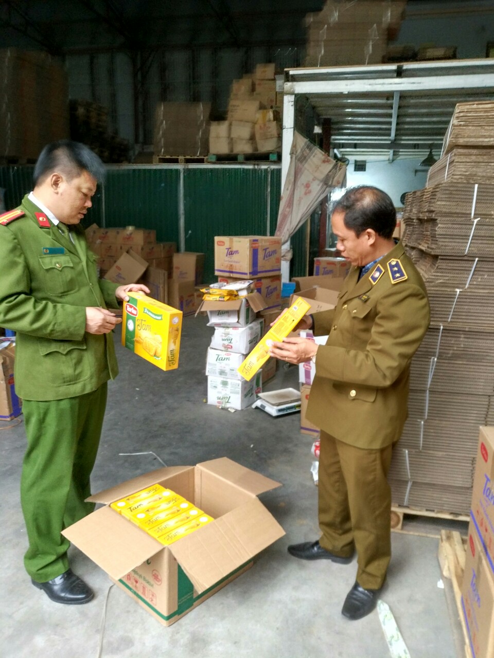 Hà Nội: Hơn 3 tấn bánh quy Thổ Nhĩ Kỳ hết date bị bắt quả tang khi đang "gia hạn sử dụng"