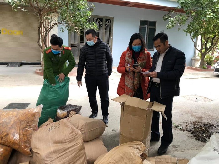 Hà Nội: Bắt một lô hàng thực phẩm không rõ nguồn gốc tại quận Hà Đông