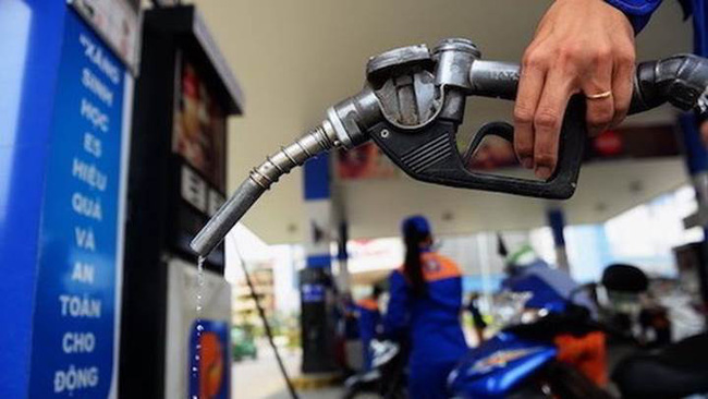 15h00 ngày 11/1: Xăng Ron95 tăng 451 đồng/lít