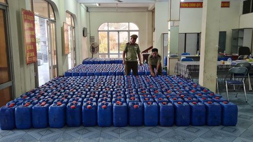 Bắt giữ 8.000 lít rượu không rõ nguồn gốc đang 'tuồn' ra thị trường