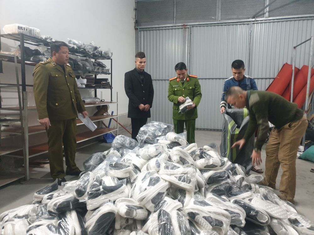 Hải Dương: Thu giữ trên 1.800 sản phẩm nhái thương hiệu nổi tiếng kinh doanh qua mạng xã hội