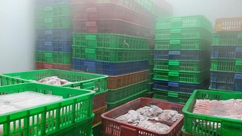 Hơn 5, 5 tấn thịt, hải sản chứa trong bao tải không có nguồn gốc xuất xứ