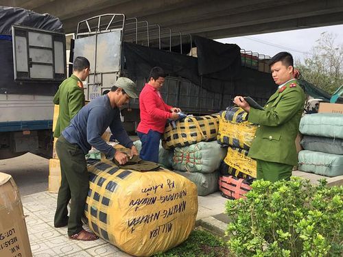 Quảng Nam: Phát hiện xe tải chở số lượng lớn hàng nhập lậu, hàng giả
