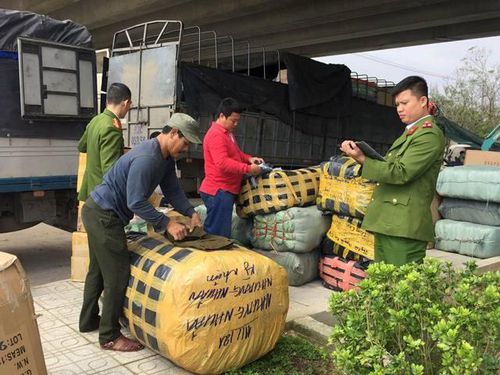 Quảng Nam: Bắt xe tải chở hơn 2 tấn hàng lậu và hàng có dấu hiệu xâm phạm sở hữu nhãn hiệu Levi's