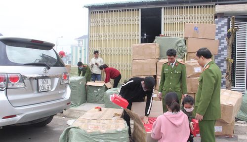 Quảng Nam: Kiểm tra cơ sở kinh doanh “lộ” cả kho hàng không rõ nguồn gốc