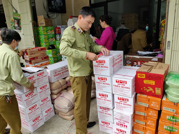 Đà Nẵng tạm giữ 350 gói hạt dưa các loại có dấu hiệu giả mạo nhãn hiệu "Thiên Hương và hình"