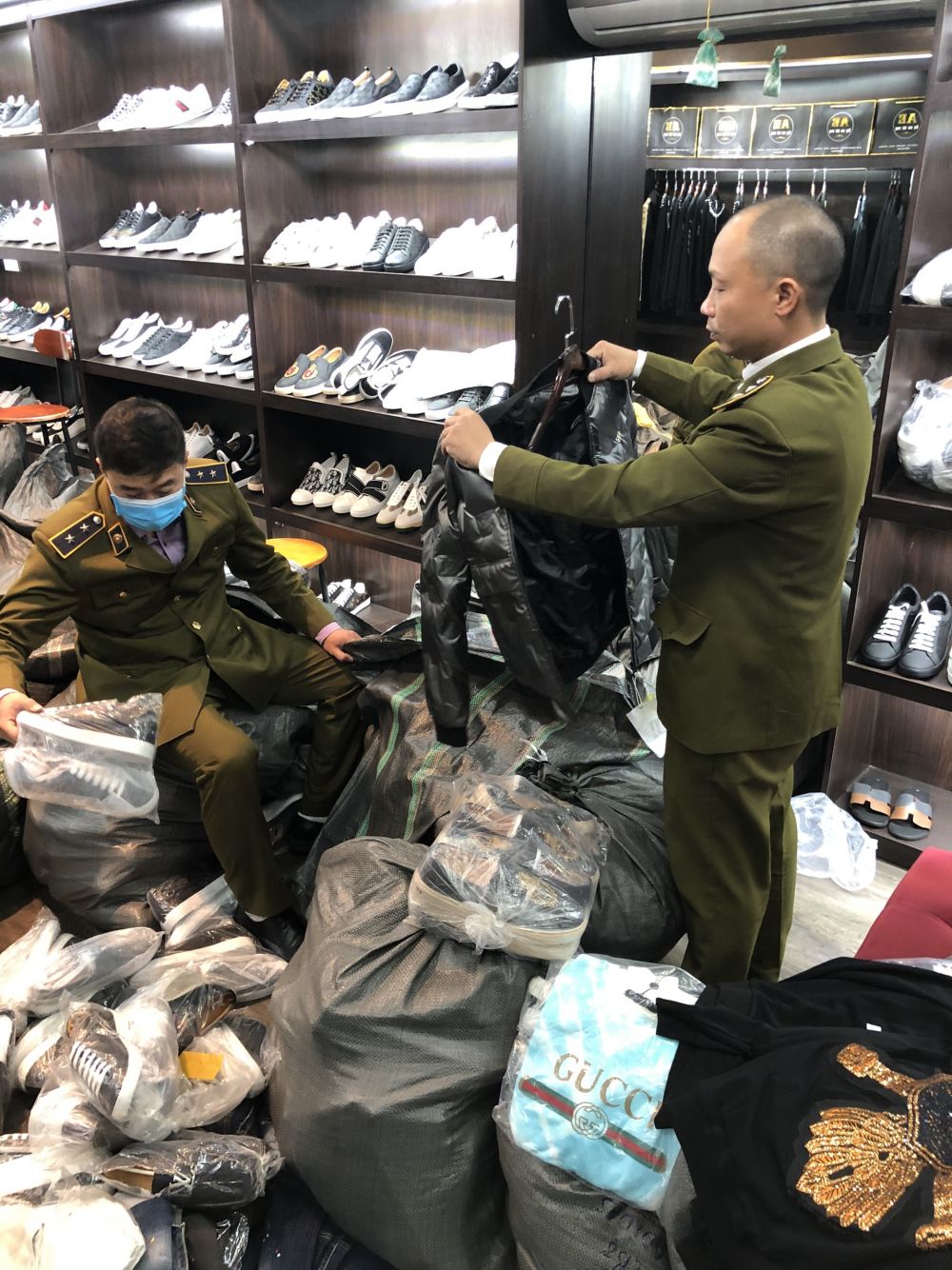 Tiếp tục phát hiện cơ sở thuộc chuỗi "AE shop Việt Nam" tại Hà Nội bán hàng giả mạo nhiều nhãn hiệu thời trang nổi tiếng thế giới