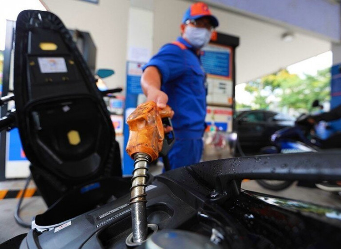 Giá xăng tăng lần thứ 5 liên tiếp