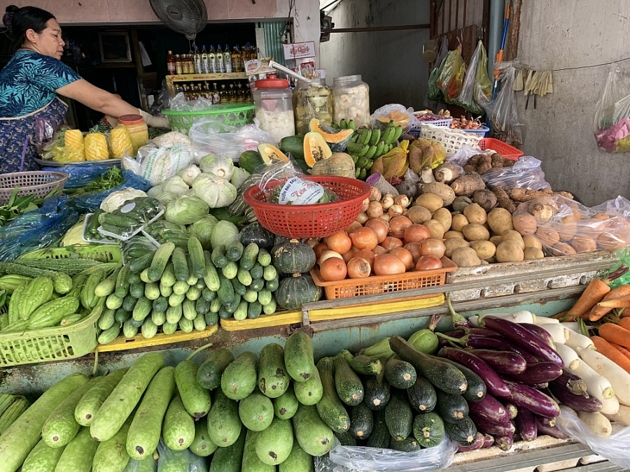 Giá thực phẩm ngày 28/1: Giá rau củ giảm nhẹ, thực phẩm tăng