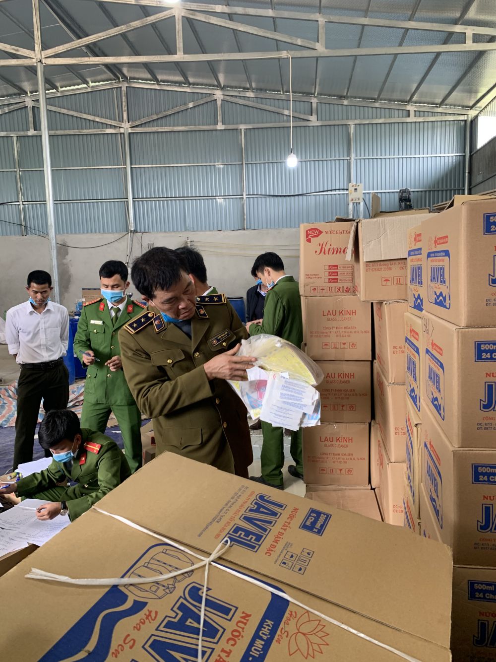 Thanh Hóa: Phát hiện cơ sở sản xuất nước giặt, nước tẩy rửa giả mạo Dnee, Javel