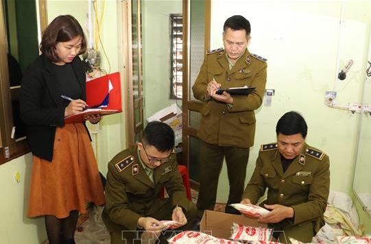 Tạm giữ gần 400 kg mỳ chính nghi giả nhãn hiệu Ajinomoto