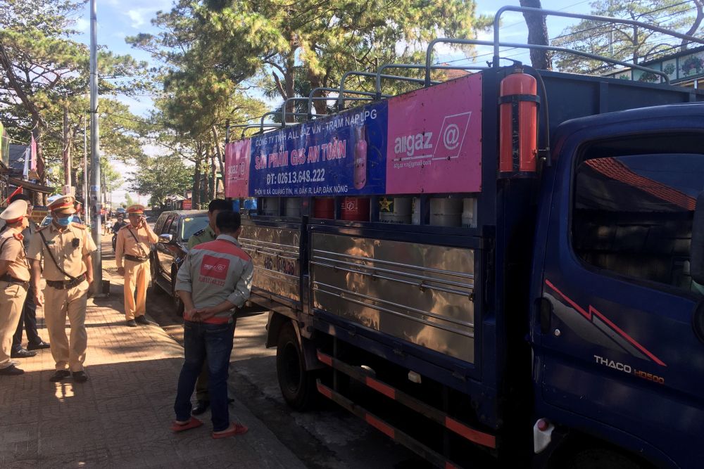 Đắk Nông: Bắt giữ xe vận chuyển bình Gas giả mạo thương hiệu của Công ty TNHH TOTALGAZ Việt Nam