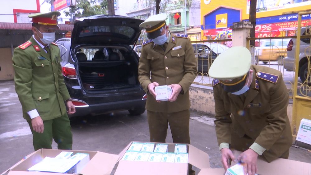 Tự kéo dài thời hạn sử dụng thêm 2 năm, 7.100 khẩu trang bị thu giữ tại Sơn La