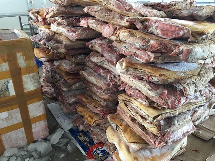 Tạm giữ hơn 1,4 tấn thịt heo đông lạnh không có dấu kiểm dịch