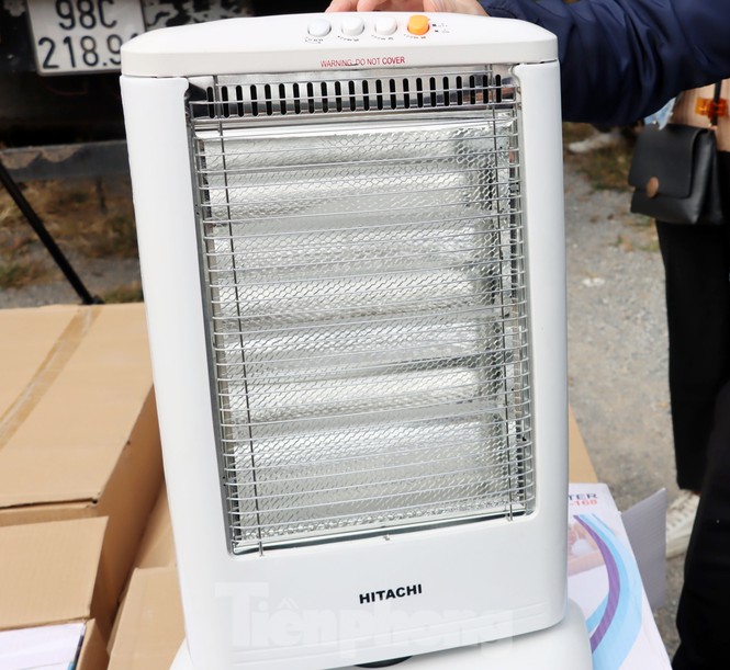 Phát hiện gần 8.500 đèn sưởi nghi giả nhãn hiệu HITACHI