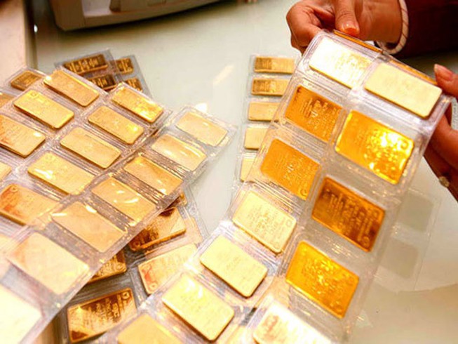 Giá vàng đột ngột tuột dốc không phanh