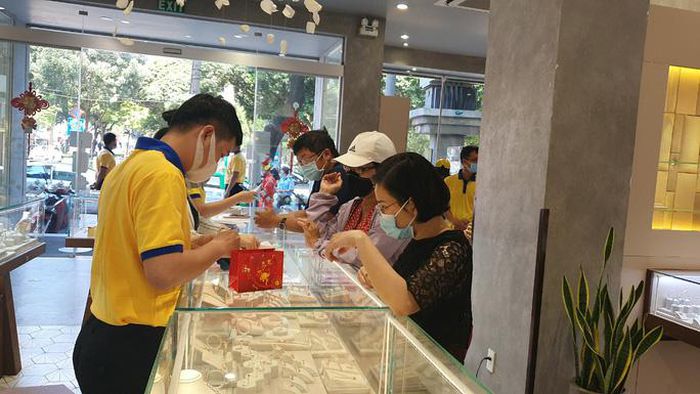 Giá vàng ngày 22/2: Vàng SJC lao dốc sau ngày vía Thần Tài