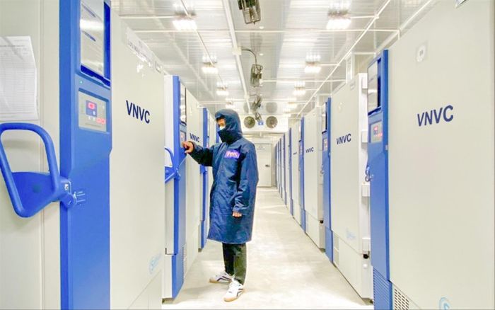 Hơn 200 nghìn liều vắc xin ngừa COVID-19 về tới Tân Sơn Nhất sáng nay (24/2)