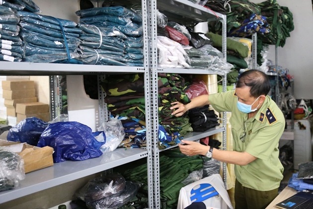 Phát hiện kho hàng có nhiều trang phục Quân đội, Công an