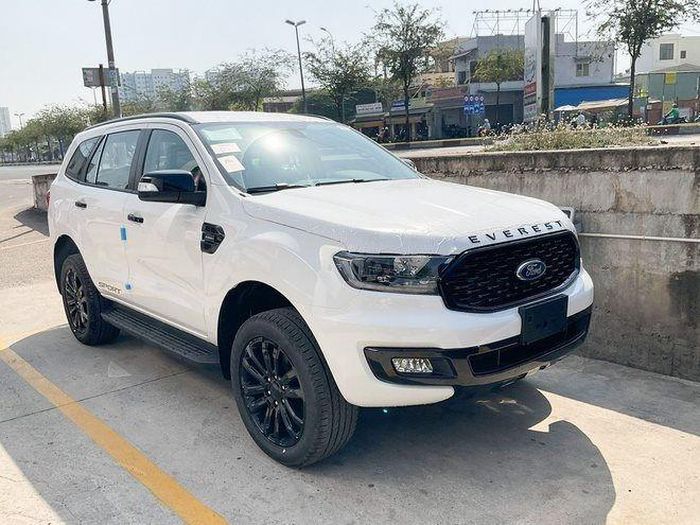 Ford Everest Sport 2021 có giá bán 1,112 tỷ đồng tại thị trường Việt Nam