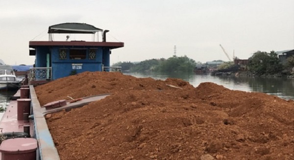 Quảng Ninh: Bắt giữ tàu vận chuyển khoảng 700 tấn quặng không rõ nguồn gốc