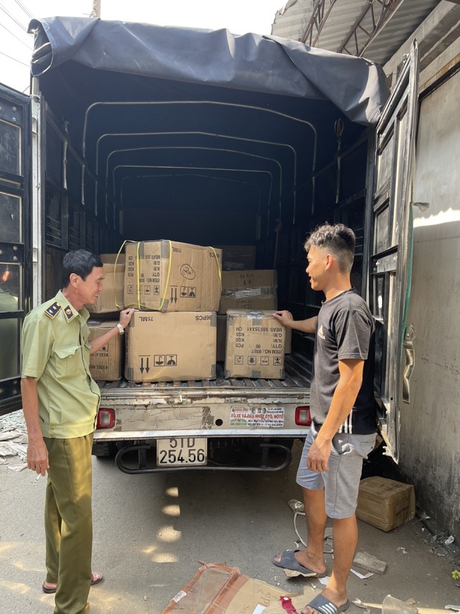 Phát hiện, thu giữ  kho vải nhập lậu và toàn bộ số nước hoa giả mạo