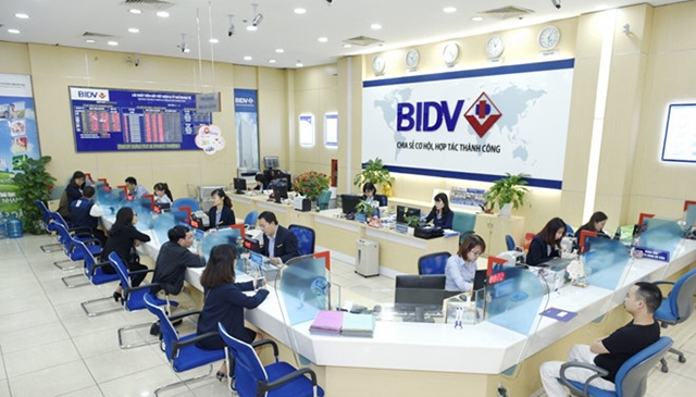 Nhiều ngân hàng giảm lãi suất cho vay để hỗ trợ doanh nghiệp và người dân