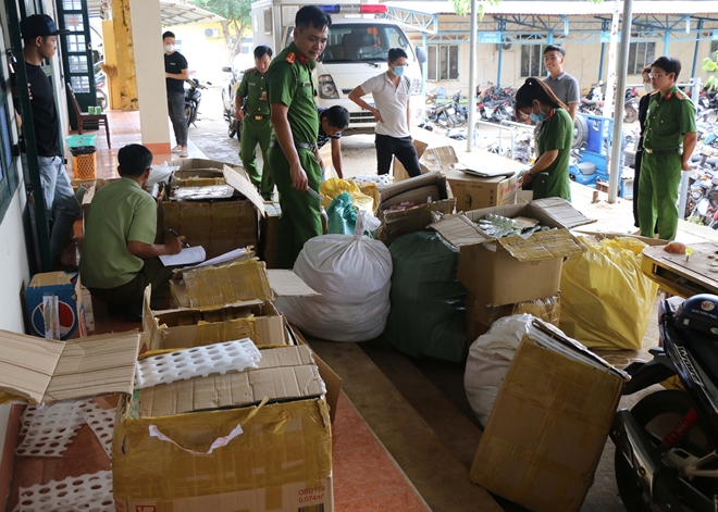 Tạm giữ gần 800 kg hàng hoá không rõ nguồn gốc của kho hàng bán online