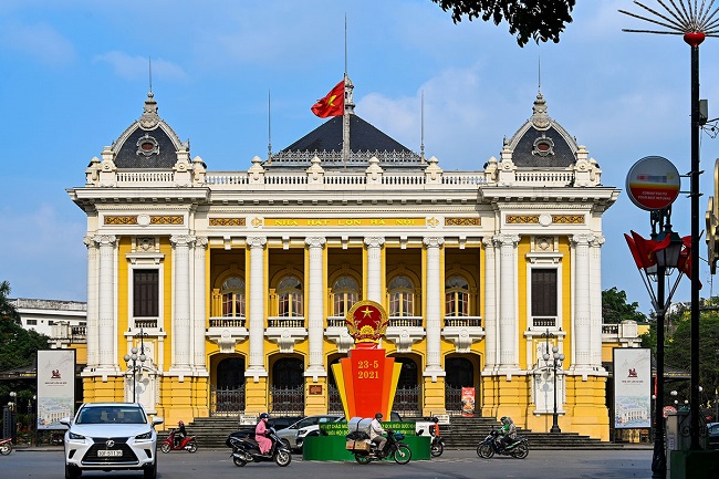 Phố phường rực rỡ cờ hoa trước ngày hội lớn của đất nước