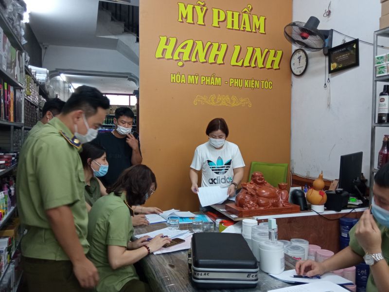 Đội QLTT số 11: kiểm tra và xử lý một số cơ sở kinh doanh có dấu hiệu vi phạm về kinh doanh hàng hóa