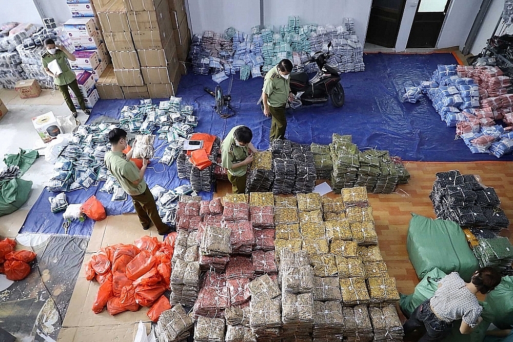 Quản lý thị trường “tấn công” hàng giả, kém chất lượng, hàng hiệu... giá rẻ