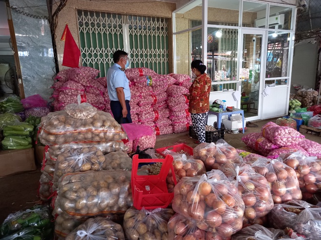 Bánh trung thu nhập lậu từ Trung Quốc tràn lan dù dịch Covid-19 phức tạp