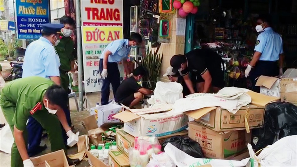 Phát hiện cửa hàng kinh doanh 12.000 chai, gói vật tư nông nghiệp hết hạn