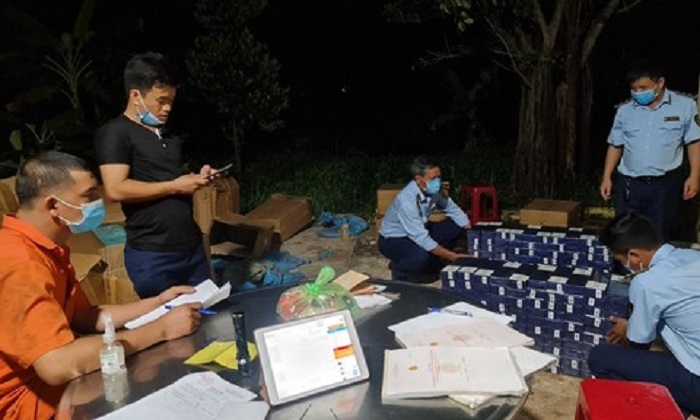 Bắt giữ phương tiện vận chuyển 15.000 bao thuốc lá ngoại nhập lậu