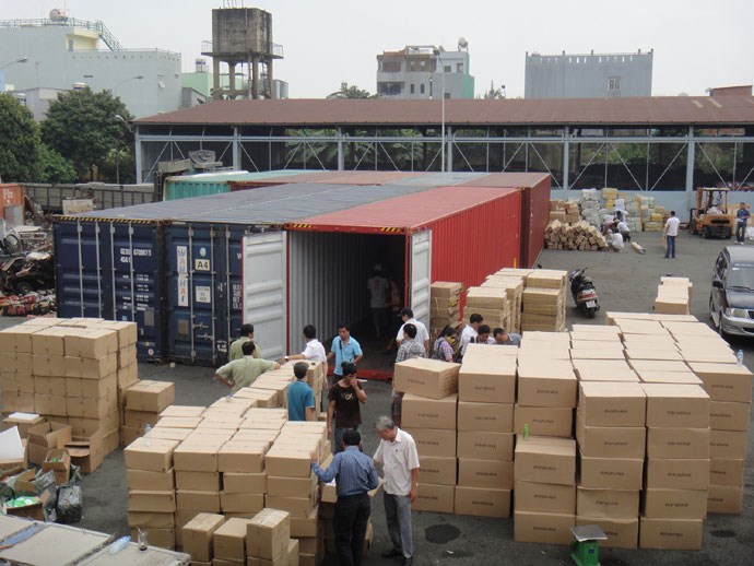 Buôn lậu xuyên quốc gia bằng thủ đoạn 'rút ruột' hàng quá cảnh