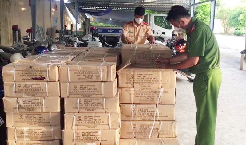 Phát hiện 2 xe tải vận chuyển trên 4.800 sản phẩm không có hóa đơn, chứng từ