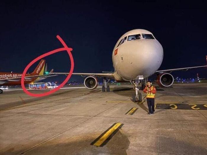 Hai máy bay Vietjet Air va chạm với nhau khiến đầu mút cánh bị gãy tại Nội Bài