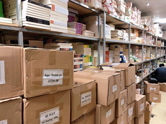Phát hiện hàng ngàn cuốn sách nghi in lậu tại 2 cửa hàng và kho sách