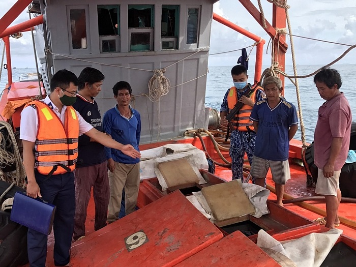 Thu giữ 70.000 lít dầu DO bất hợp pháp tại vùng biển 4