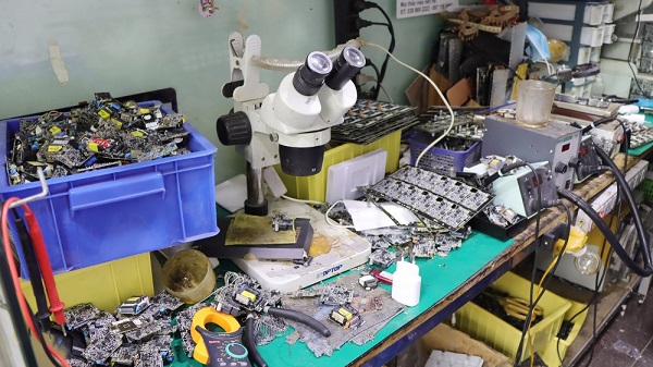 Cục Quản lý thị trường Hà Nội phát hiện cơ sở lắp ráp và  thu giữ sản phẩm sạc điện thoại nhái thương hiệu Samsung