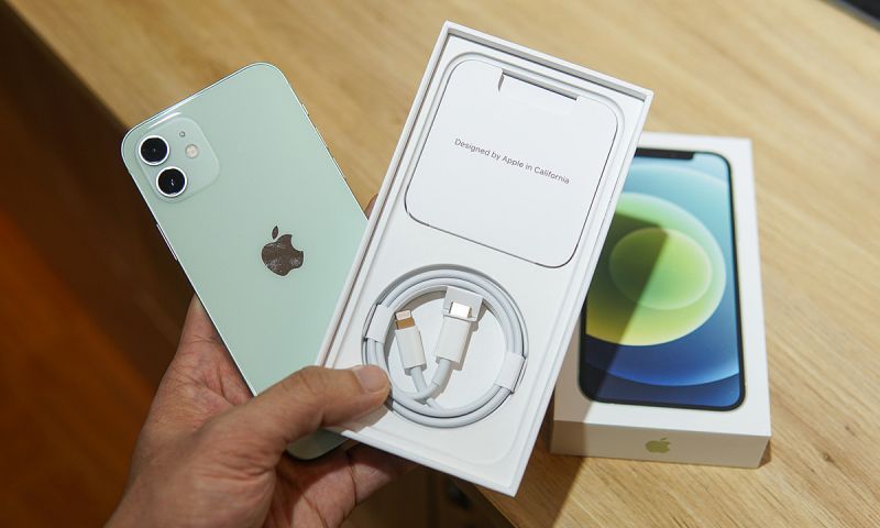 Apple tiết kiệm 500.000 tấn quặng nhờ bỏ sạc kèm iPhone