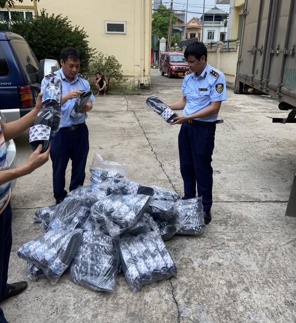 Cục Quản lý thị trường Vĩnh Phúc thu giữ 550 sản phẩm dép nhựa có dấu hiệu giả mạo nhãn hiệu