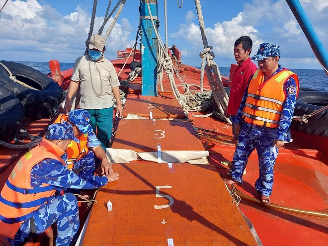 Bắt giữ 02 tàu vận chuyển 130.000 lít dầu DO không rõ nguồn gốc
